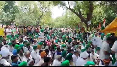 जंतर मंतर महिला पहलवानो के समर्थन मे सयुक्त किसान मोर्चे के सहयोगियों से मुलाक़ात हुई। सभी ने किसान आंदोलन की तर्ज पर  महिलाओ के सम्मान की लड़ाई सामूहिक रूप से लड़ने की बात कही।
राजेन्द्र यादव
राष्ट्रीय अध्यक्ष