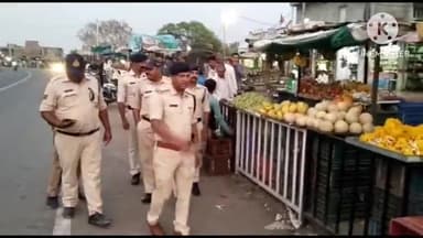 आगर: तनोडिया पुलिस चौकी प्रभारी ने नगर पैदल गस्त कर देखी नगर की व्यवस्था, आम लोगों को दिए उचित दिशा निर्देश।