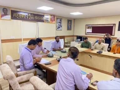 गाज़ियाबाद: चुनाव प्रेक्षक नरेंद्र भूषण ने मेयर और नगर पालिका अध्यक्ष पद प्रत्याशी व अभिकर्ताओं के साथ कलेक्ट्रेट सभागार में की बैठक