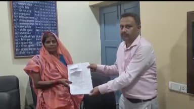 बेतिया: प्रखंड कार्यालय में आगामी उपचुनाव को लेकर प्रत्याशियों ने अपना अपना नामांकन पर्चा किया दाखिल