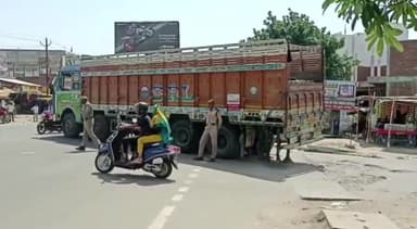 कन्नौज: गोल कुआं स्थित चौराहे पर नो एंट्री में घुसे ट्रक का यातायात पुलिस ने 11000 का किया चालान.