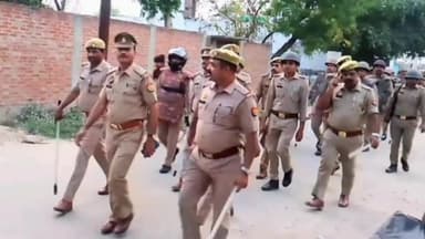 शाहजहांपुर: नगर निकाय चुनाव में शांति व्यवस्था बनाए रखने हेतु कांट थानाध्यक्ष ने पुलिस फोर्स के साथ किया पैदल मार्च