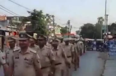 धामपुर: स्योहारा इलाके मे CO धामपुर ने कानून व्यवस्था दुरुस्त रखने को लेकर इलाके के मुख्य मार्गो से निकाला पैदल मार्च।