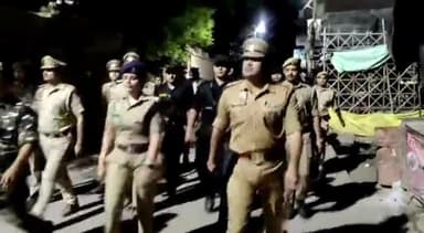 कन्नौज: नगर निकाय चुनाव को लेकर भारी पुलिस फोर्स के साथ डीएम एसपी ने शहर में किया पैदल गस्त.