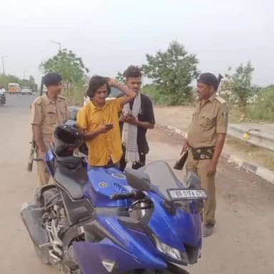 सोनपुर: सोनपुर जेपी सेतु सड़क मार्ग, बजरंग चौक सहित अन्य स्थानों पर पहलेजा ओपी पुलिस ने वाहन चेकिंग अभियान चलाया