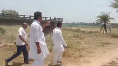 मीनापुर: विधायक मुन्ना यादव ने निर्माणाधीन चंदवारा पुल के निर्माण स्थल का कार्यपालक अभियंता के साथ लिया जायज़ा