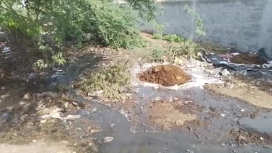 जीवन नगर भाग 2 33 फुट रोड मंदिर के पास की सीवर ओवरफ्लो होने की वजह से गलि में भर रहा पानी बदबूदार पानी से लोग परेशान