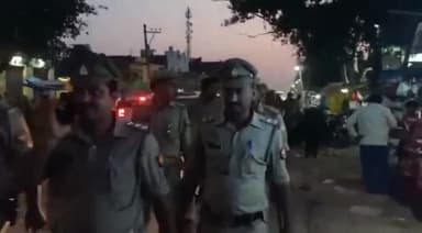 कलान: नगर पंचायत चुनाव को लेकर पुलिस ने नगर में निकाला फ्लैग मार्च, लोगों को शांति व सुरक्षा व्यवस्था का दिलाया एहसास