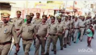 मोदीनगर: मलिक नगर में नगर निकाय चुनाव को लेकर एसीपी निमिष पाटिल के नेतृत्व में निकाला गया फ्लैग मार्च