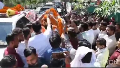 गोंडा: आर्य नगर कस्बे में क्षेत्र भ्रमण पर निकले भाजपा सांसद का कार्यकर्ताओं ने किया स्वागत, की नारेबाजी