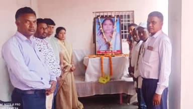 चितरपुर: कुंदरूकलां के सरैया में कांग्रेस नेता की मां की पुण्यतिथि में शामिल हुई पूर्व विधायक ममता देवी व पूर्व प्रत्याशी बजरंग