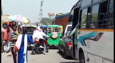 बेगूसराय: NH-31 पर बस स्टैंड के पास लगा जाम, राहगीरों को हुई परेशानी