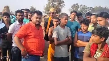 बिहटा: कटेसर ग्राम पंचायत के अमनाबाद गांव में मुखिया अभिषेक यादव ने ग्रामीणों के बीच  लगाया जनता दरबार