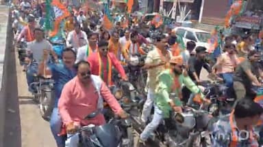 एटा: शहर के मुख्य मार्गों पर नगर पालिका की भाजपा प्रत्याशी सुधा गुप्ता के समर्थन में भाजपा कार्यकर्ताओं ने निकाली बाइक रैली