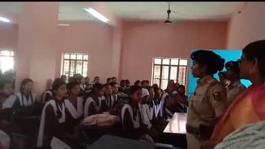 बेतिया: राजकीय संपोषित बालिका विद्यालय में महिला थाना की सब इंस्पेक्टर सुधा कुमारी के द्वारा छात्राओं को दिया गया प्रशिक्षण