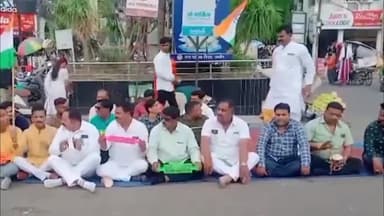 उज्जैन शहर: टावर चौक पर कांग्रेस नेताओं के जूते-चप्पल पहन कर हनुमान चालीसा पढ़ने का वीडियो सोशल मीडिया पर हुआ वायरल
