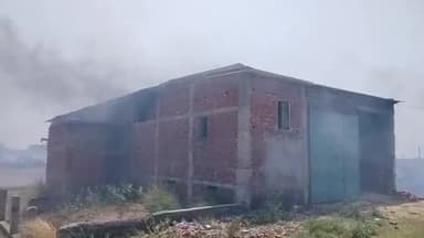 सिलाव: भुई रोड स्थित रईस मिल सह खाद गोदाम में लगी भीषण आग, मौके पर पहुंची अग्निशमन की टीम