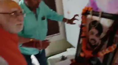 गोटेगांव: शंकराचार्य जी महाराज के निज सचिव ने युवा नेता स्वर्गीय मणिनागेंद्र सिंह पटेल को विधायक निवास पहुंचकर दी श्रद्धांजलि