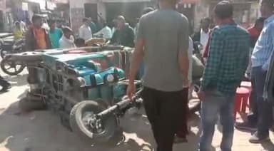 जौनपुर: नगर पालिका के पास आज सामान से भरा हुआ ई-रिक्शा पलटा, ड्राइवर हुआ जख्मी व जिला अस्पताल में कराया गया भर्ती