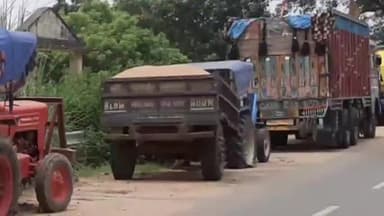 कोईलवर: छपरा रोड पर जमालपुर के पास 3 ओवरलोड बालू लदी ट्रैक्टर को पुलिस एवं खनन विभाग ने किया जब्त