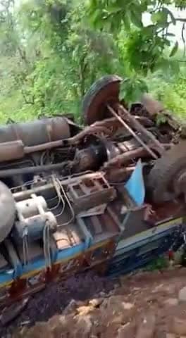 दंतेवाड़ा: गमावाड़ा स्कूलपारा के पास अनियंत्रित होकर पलटा गिट्टी भरा ट्रक, समाजसेवी और पुलिस ने ट्रक में फंसे ड्राइवर को निकाला बाहर