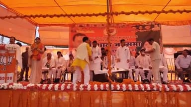 दातागंज: नगर के शुक्र बाजार में डिप्टी सीएम केशव प्रसाद मौर्य ने भाजपा प्रत्याशी नैना गुप्ता के पक्ष में एक जनसभा को संबोधित किया