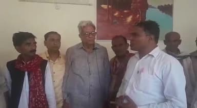 नगर पंचायत निधौली कला से सपा उम्मीदवार वीरेंद्र लोनिया चौहान के समर्थन में सपा के पूर्व जिला अध्यक्ष अशरफ हुसैन ने निधौली में मांगे वोट