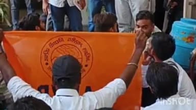 आगरा: पालीवाल पार्क स्थित आगरा विश्वविद्यालय में बीपीएड आवासीय छात्रों ने परीक्षा नियंत्रक के कार्यालय पर किया धरना प्रदर्शन