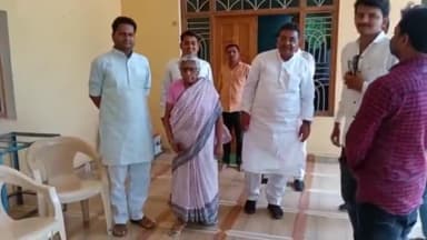 पन्ना: ब्लॉक चौराहा स्थित घर में भाजपा की पूर्व कैबिनेट मंत्री कुसुम महदेले से मिलने पहुंचे कांग्रेस के राष्ट्रीय प्रवक्ता