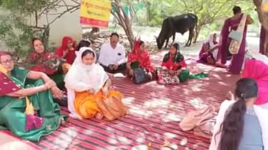 पन्ना: CMHO कार्यालय के पास दूसरे दिन भी 12 सूत्रीय मांगों को लेकर जारी रही न्यू बहुउद्देशीय स्वास्थ्य कर्मचारी संघ की हड़ताल