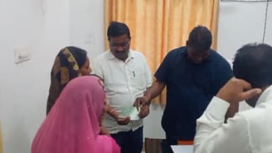 सरमेरा: BDO ने प्रखंड कार्यालय में पारिवारिक लाभ योजना के तहत मृतकों के परिजनों को दिए बीस-बीस हजार के चेक