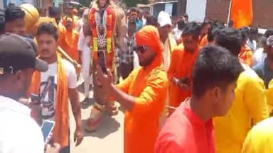 कटकमदाग: खपरियावां में हनुमान मंदिर के वार्षिकोत्सव पर निकाली गई शोभा यात्रा, जीवंत हनुमान जी की झांकी बनी आकर्षण का केंद्र