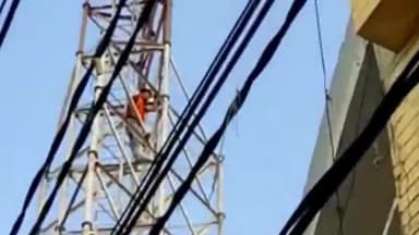 मुरादाबाद: नागफनी में गंगा मंदिर के पास टावर पर चढ़ा युवक, मौके पर पहुंची पुलिस