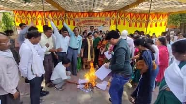 बैतूल नगर: कलेक्टर रोड पर न्यू बहुउद्देशीय स्वास्थ्य कर्मचारी संगठन के सदस्यों ने शासन के आश्वासन आदेशों की जलाई होली