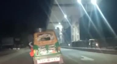 गाज़ियाबाद: साहिबाबाद रेलवे स्टेशन के पास GT रोड पर टेंपो के बाहर लोगों को लटकाकर ले जाते 1 टेंपो का वीडियो सोशल मीडिया पर हुआ वायरल