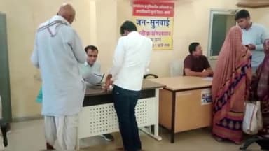 खुरई: खुरई के एसडीएम कार्यालय में संयुक्त रूप से हुई जनसुनवाई में 16 लोग मांग और शिकायत के आवेदन लेकर पहुंचे