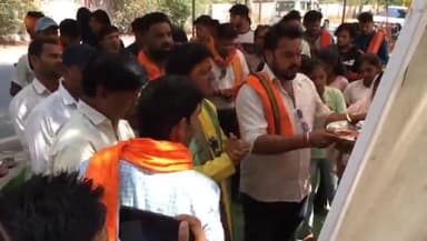 बैतूल नगर: कलेक्ट्रेट मार्ग पर बजरंग दल के कार्यकर्ताओं ने कांग्रेसियों की सद्बुद्धि के लिए किया यज्ञ