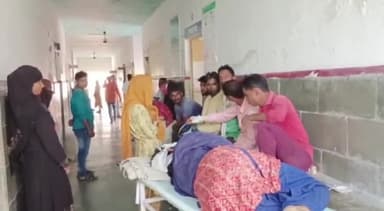 रायबरेली: पिपरी गांव पुल के पास रोड क्रॉस कर रहे बंदरों को बचाने के चक्कर में बाइक सवार दंपति गिरकर हुए घायल, एक की हालत गंभीर