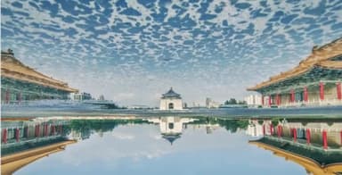 तस्वीर की खासियत है कि उसने जमीन और आसमान का दृश्य दिख रहा है और ऐसे में दोनों के बीच की दूरी भी आपको भ्रमित कर सकती है मशहूर फोटोग्राफर बांग शिऊ लिंग ने क्लिक  किया है आसमान का अनोखा दृश्य दिख रहा है