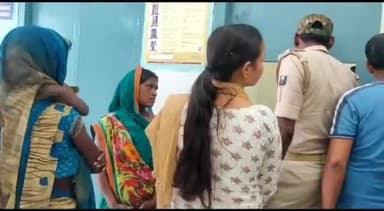 कतरीसराय: उत्पाद विभाग की टीम ने कतरडीह गांव से शराब बेचने के आरोप में दो महिलाओं को किया गिरफ्तार