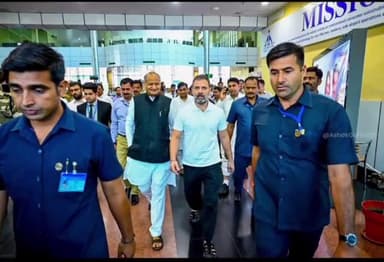 गिर्वा: कांग्रेस के दिग्गज नेता राहुल गांधी के उदयपुर पहुंचने पर मुख्यमंत्री अशोक गहलोत ने एयरपोर्ट पर की अगवानी