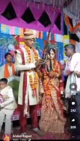 दातागंज: कोतवाली दातागंज क्षेत्र में दूल्हा और दुल्हन का लाइसेंसी राइफल से फायरिंग करते हुए वीडियो हुआ वायरल