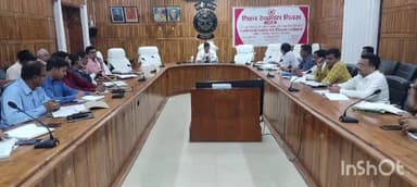 बहराइच: कलेक्ट्रेट सभागार में डीएम की अध्यक्षता में संपन्न हुई विकास कार्यों की समीक्षा बैठक