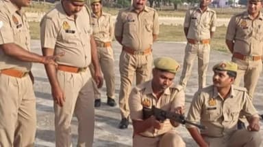 बलरामपुर: अपर पुलिस अधीक्षक ने रिजर्व पुलिस लाइन बलरामपुर में मंगलवार की परेड का किया निरीक्षण