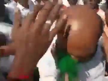 कर्नाटक के मुख्यमंत्री को जनता गांवों में घुसने तक नहीं दे रही है। 
मुंह छुपा कर भागना पर रहा है।
#ByeByeBJP@