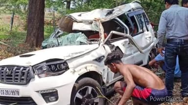 जगदलपुर: जगदलपुर-दन्तेवाड़ा हाईवे पर कोडेनार इलाके में सड़क हादसे में 3 की मौत व 4 लोग हुए घायल, मामले की जांच में जुटी पुलिस