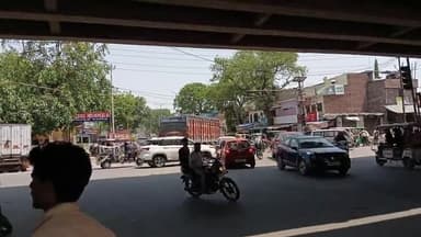 कानपुर नगर थाना जाजमऊ ट्रैफिक पुलिस मौजूद होने के उपरांत यातायात व्यवस्था में सुधार नहीं और बैटरी रिक्शा वालों की मनमानी