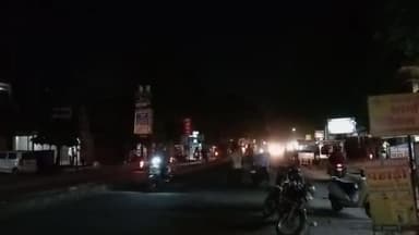 कानपुर नगर थाना चकेरी से केडीए के लिए जो रोड जाती है वार्ड नंबर 73 से नगर निगम की लापरवाही स्ट्रीट लाइट ना जलने से दुर्घ