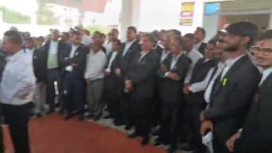 बलरामपुर समाचार उच्च न्यायालय के वरिष्ठ न्यायमूर्ति सुभाष विद्यार्थी ने दीवानी न्यायालय में जेष्ठ के प्रथम मंगलवार पर अधिवक्ताओं द्वारा आयोजितभगवान बजरंगबली के भंडारा कार्यक्रम में पहुंचकर पूजा पाठ कर भंडारे की शुरुआत की इस अवसर पर अधिवक्ता