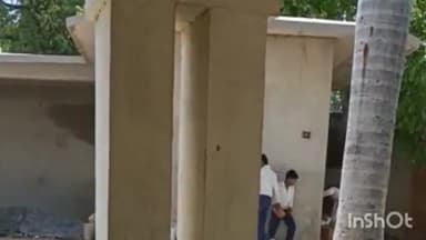 एटा: माया देवी रामचंद्र आर्य विद्यालय में शिक्षकों द्वारा छात्रों से ईंटें पकड़वाने का वीडियो सोशल मीडिया पर हुआ वायरल